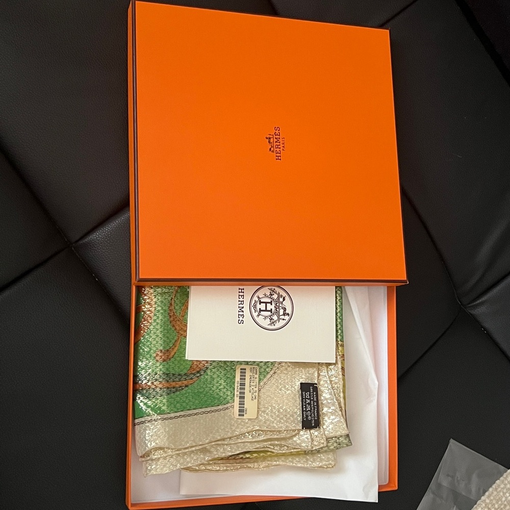😍💕limited edition Hermès Carrer Glitter square  Silk Scarf W Orig Box &receipt - Picture 3 of 10